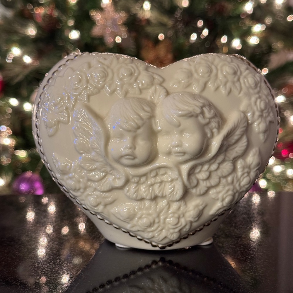 Vintage~Small Ceramic Bisque~Cherubs Vase~Painted Hold Beads~Great Condition~BR